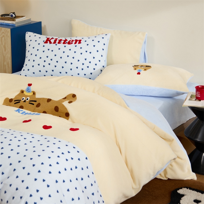 91家纺网 家纺一手货源 找家纺 呗旺鹿 2024新款高克重小清新拼接款毛巾绣牛奶绒四件套原创 小猫