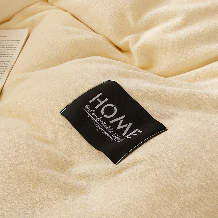 91家纺网 家纺一手货源 找家纺 蜜柚 2024新款纯色简约双拼高克重牛奶绒包边四件套 奶昔白+莫迪绿