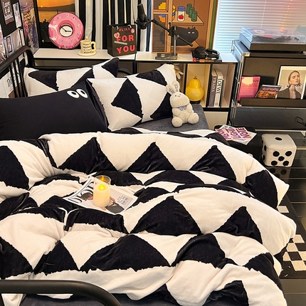 91家纺网 家纺一手货源 找家纺 （总）HL原创 2024新款黑色场景印花牛奶绒四件套