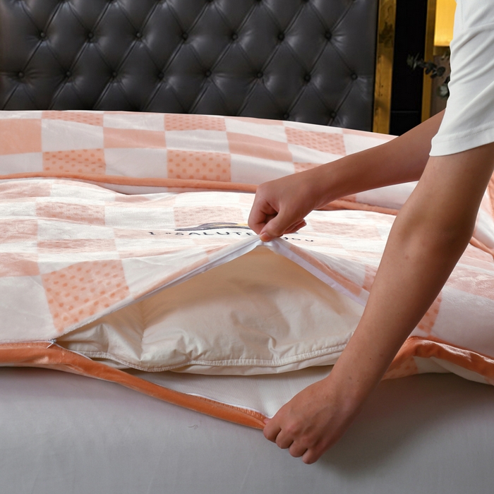 91家纺网 家纺一手货源 找家纺 好艺佳毛毯 2025新款升级多功能3D数码印花毛毯 被套两用拉舍尔云毯 小熊棋盘格