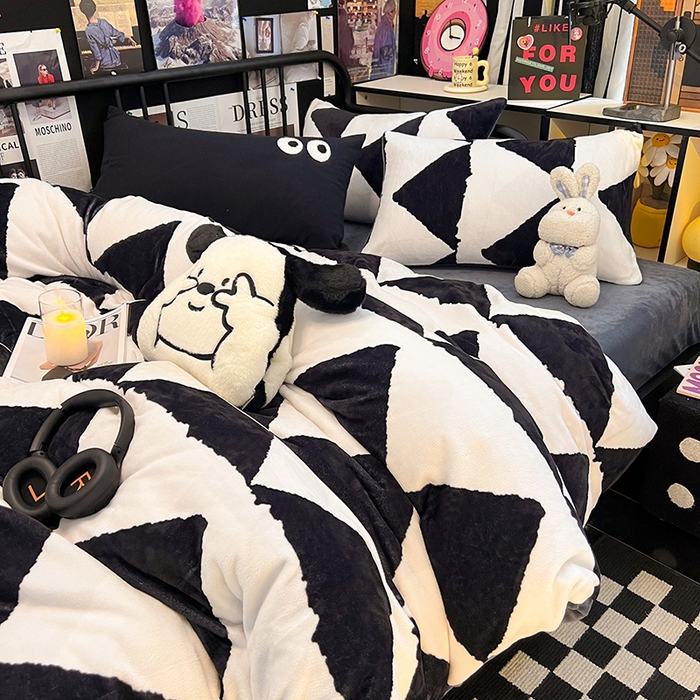 91家纺网 家纺一手货源 找家纺 HL原创 2024新款黑色场景印花牛奶绒四件套 三角空间