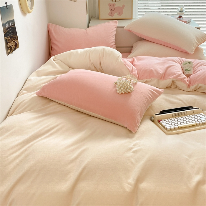 91家纺网 家纺一手货源 找家纺 857家居 2024新款A类牛奶绒纯色双拼四件套 奶昔粉