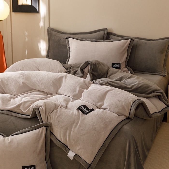 91家纺网 家纺一手货源 找家纺 蜜柚 2024新款纯色简约双拼高克重牛奶绒包边四件套 银灰+高级灰