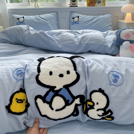 91家纺网 家纺一手货源 找家纺 奈颜 2024正版授权三丽鸥爆款超柔水洗棉纯色毛巾绣四件套学生三件套（含防伪吊牌）-摄影图 怕哈狗-浅蓝