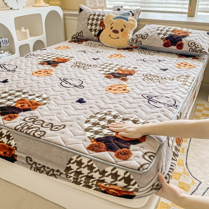 91家纺网 家纺一手货源 找家纺 卡伦家纺 2025新款A类牛奶绒大豆纤维抗菌夹棉床笠 甜心小熊