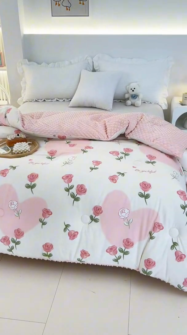 91家纺网 家纺一手货源 找家纺 爱宝被业 2025新款水洗棉双层纱豆豆绒被 玫瑰爱恋