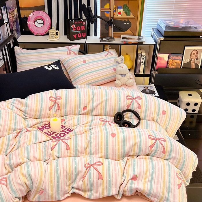 91家纺网 家纺一手货源 找家纺 HL原创 2024新款黑色场景印花牛奶绒四件套 彩虹糖