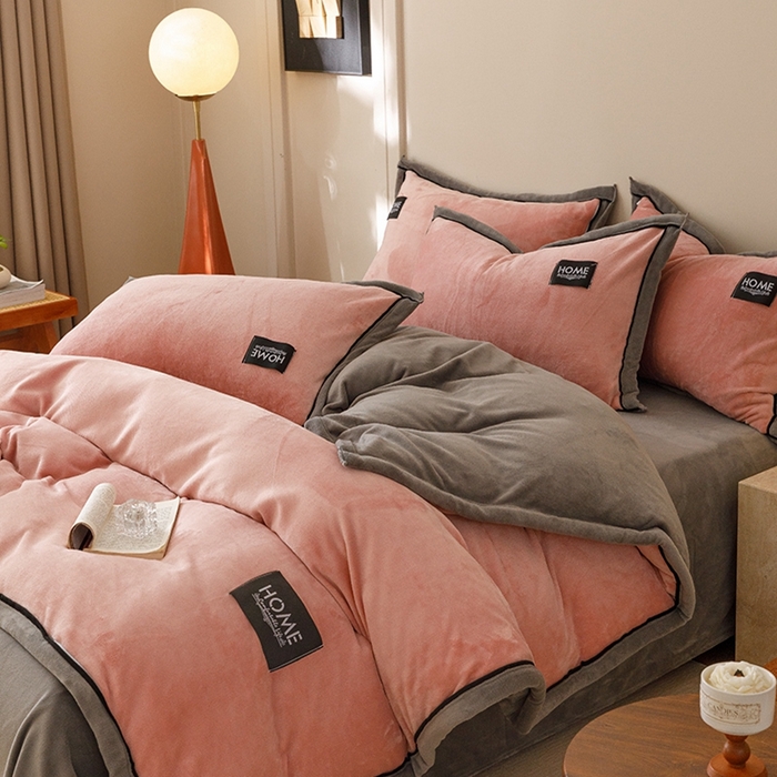 91家纺网 家纺一手货源 找家纺 蜜柚 2024新款纯色简约双拼高克重牛奶绒包边四件套 西瓜红+高级灰