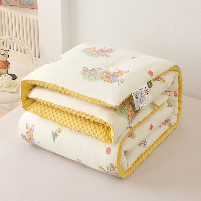 91家纺网 家纺一手货源 找家纺 爱宝被业 2025新款水洗棉双层纱豆豆绒被 彼得兔