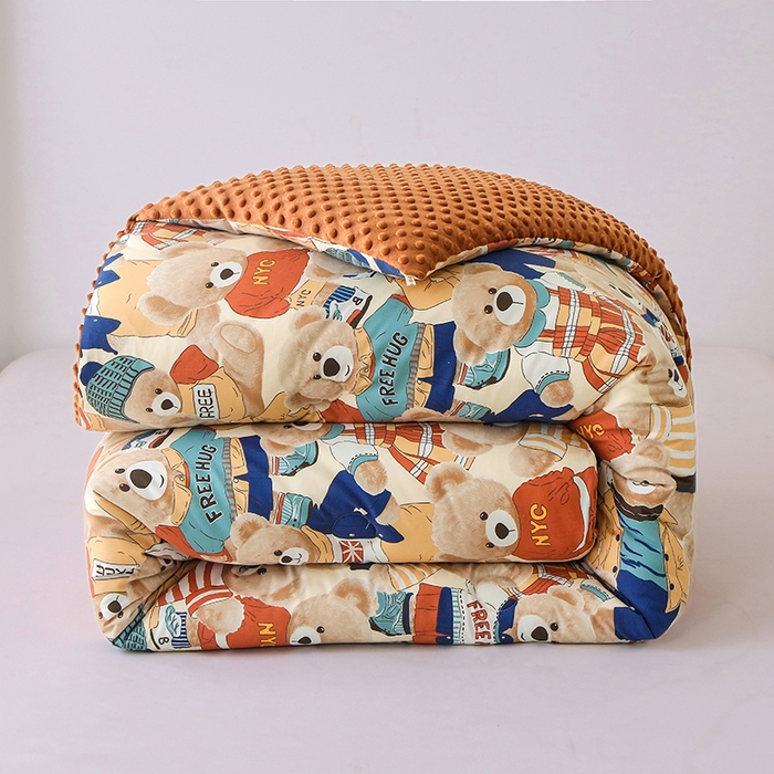 91家纺网 家纺一手货源 找家纺 爱宝被业 2025新款水洗棉双层纱豆豆绒被 熊熊乐园