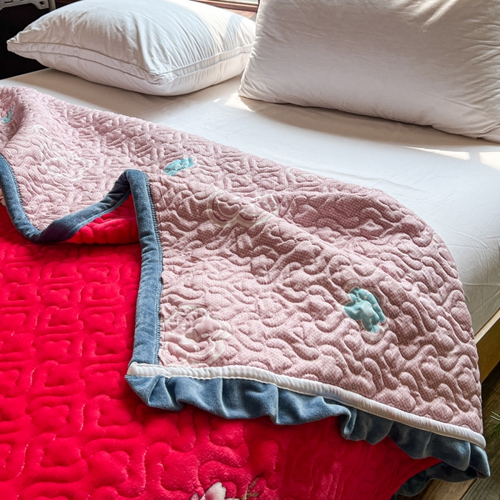 91家纺网 家纺一手货源 找家纺 有品 2025年牛奶绒花边5D跑量款夹棉床盖 国色天香