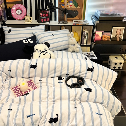 HL原创 2024新款黑色场景印花牛奶绒四件套 蓝条猫