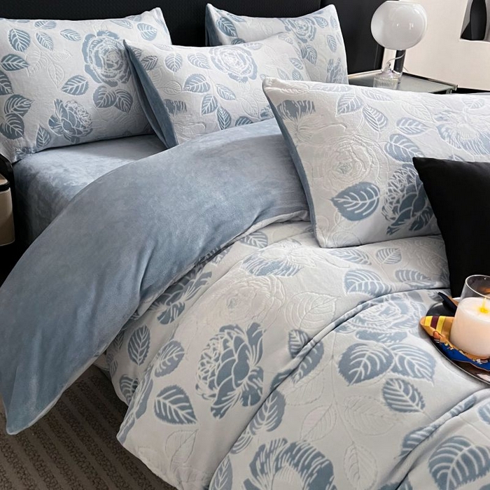 91家纺网 家纺一手货源 找家纺 HL原创 2024新款轻奢风雕花牛奶绒四件套 玫瑰庄园-蓝