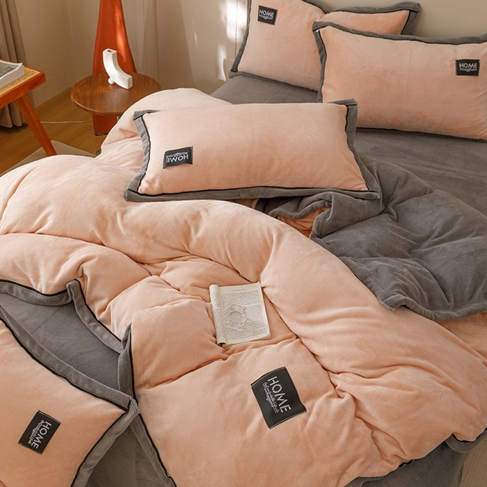 91家纺网 家纺一手货源 找家纺 蜜柚 2024新款纯色简约双拼高克重牛奶绒包边四件套 桃粉+高级灰