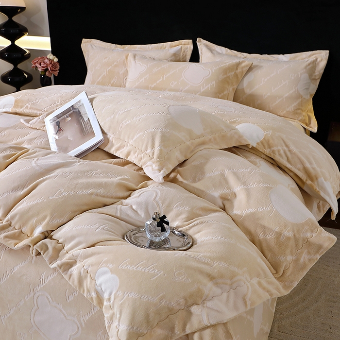 91家纺网 家纺一手货源 找家纺 席之家 2024新款A类平雕印花全消光260克雅丝绒四件套驼