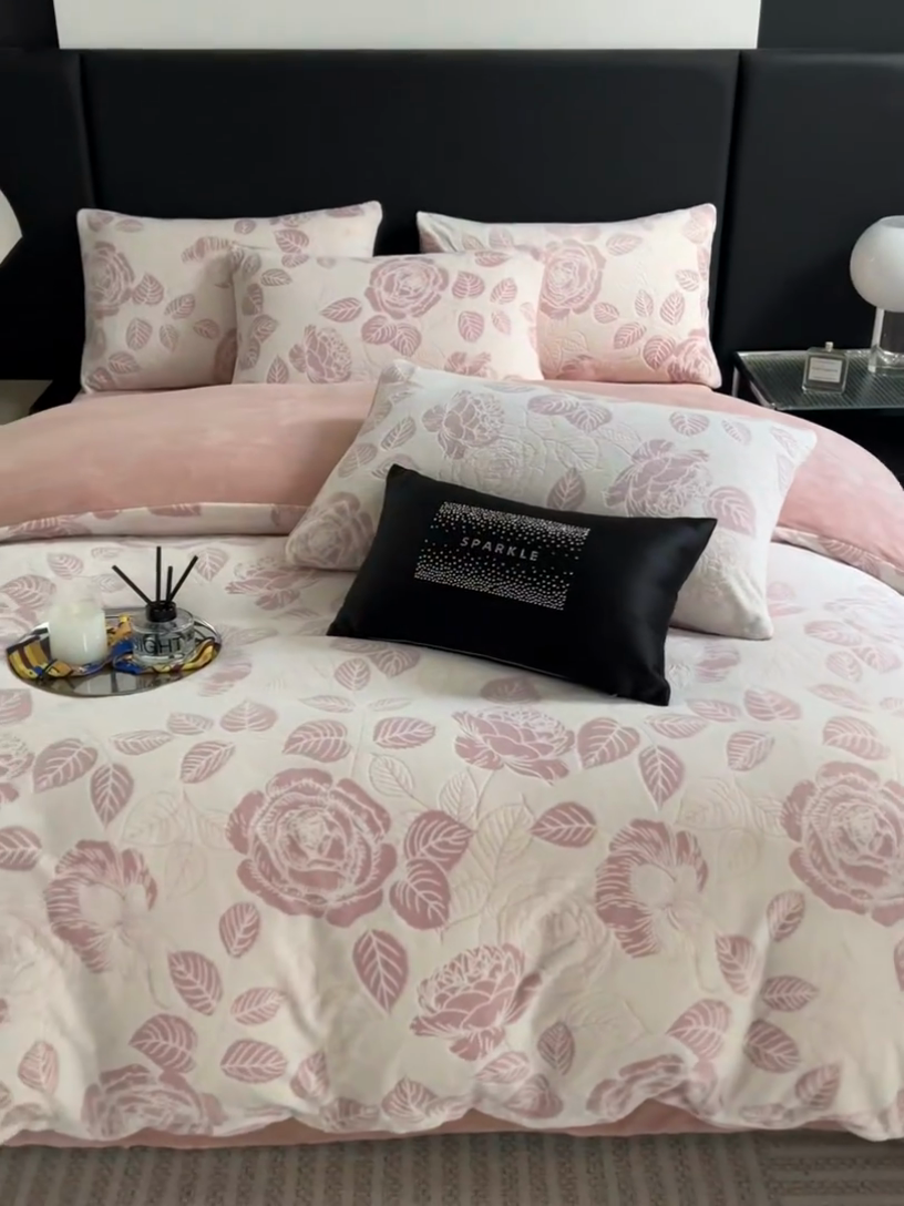 91家纺网 家纺一手货源 找家纺 HL原创 2024新款轻奢风雕花牛奶绒四件套 玫瑰庄园-蓝