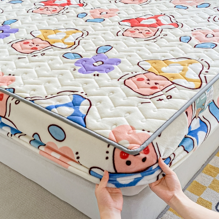 91家纺网 家纺一手货源 找家纺 卡伦家纺 2025新款A类牛奶绒大豆纤维抗菌夹棉床笠 花间蘑力