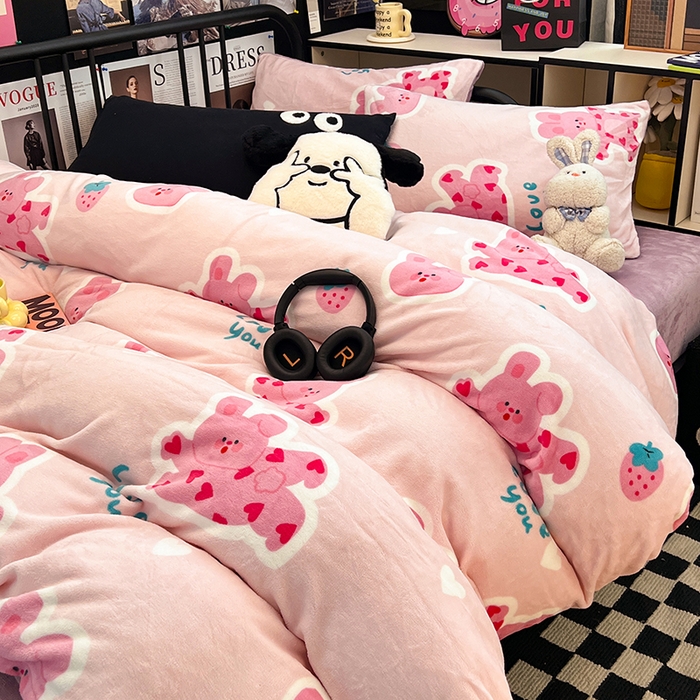 91家纺网 家纺一手货源 找家纺 HL原创 2024新款黑色场景印花牛奶绒四件套 多巴胺兔