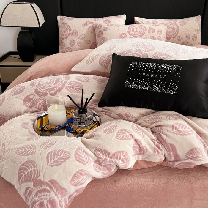 91家纺网 家纺一手货源 找家纺 HL原创 2024新款轻奢风雕花牛奶绒四件套 玫瑰庄园-粉