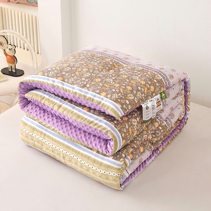 91家纺网 家纺一手货源 找家纺 爱宝被业 2025新款水洗棉双层纱豆豆绒被 蜜雪儿