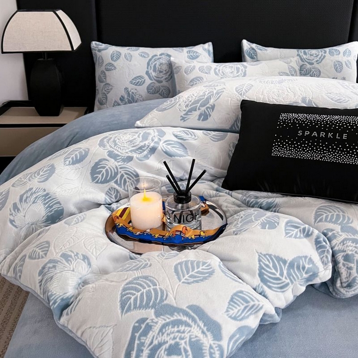 91家纺网 家纺一手货源 找家纺 HL原创 2024新款轻奢风雕花牛奶绒四件套 玫瑰庄园-蓝