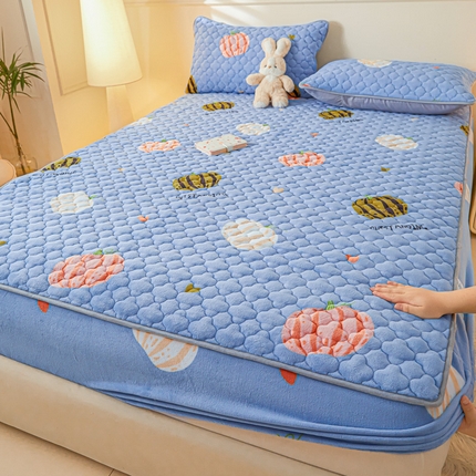 91家纺网 家纺一手货源 找家纺 卡伦家纺 2025新款A类牛奶绒大豆纤维抗菌夹棉床笠 南瓜灰灰