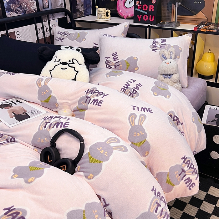 91家纺网 家纺一手货源 找家纺 HL原创 2024新款黑色场景印花牛奶绒四件套 紫韵兔兔