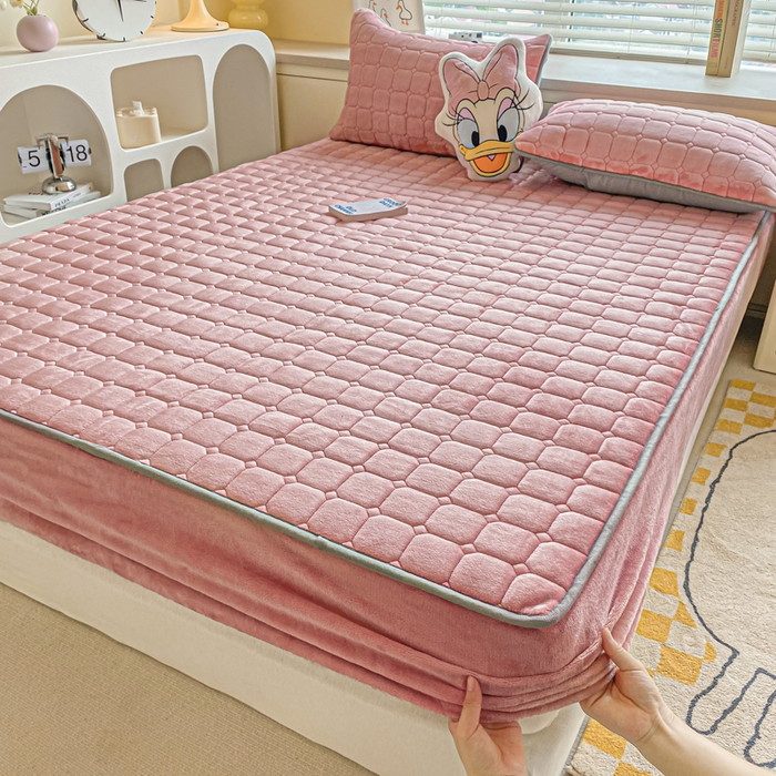 91家纺网 家纺一手货源 找家纺 卡伦家纺 2025新款A类牛奶绒大豆纤维抗菌夹棉床笠 红豆沙