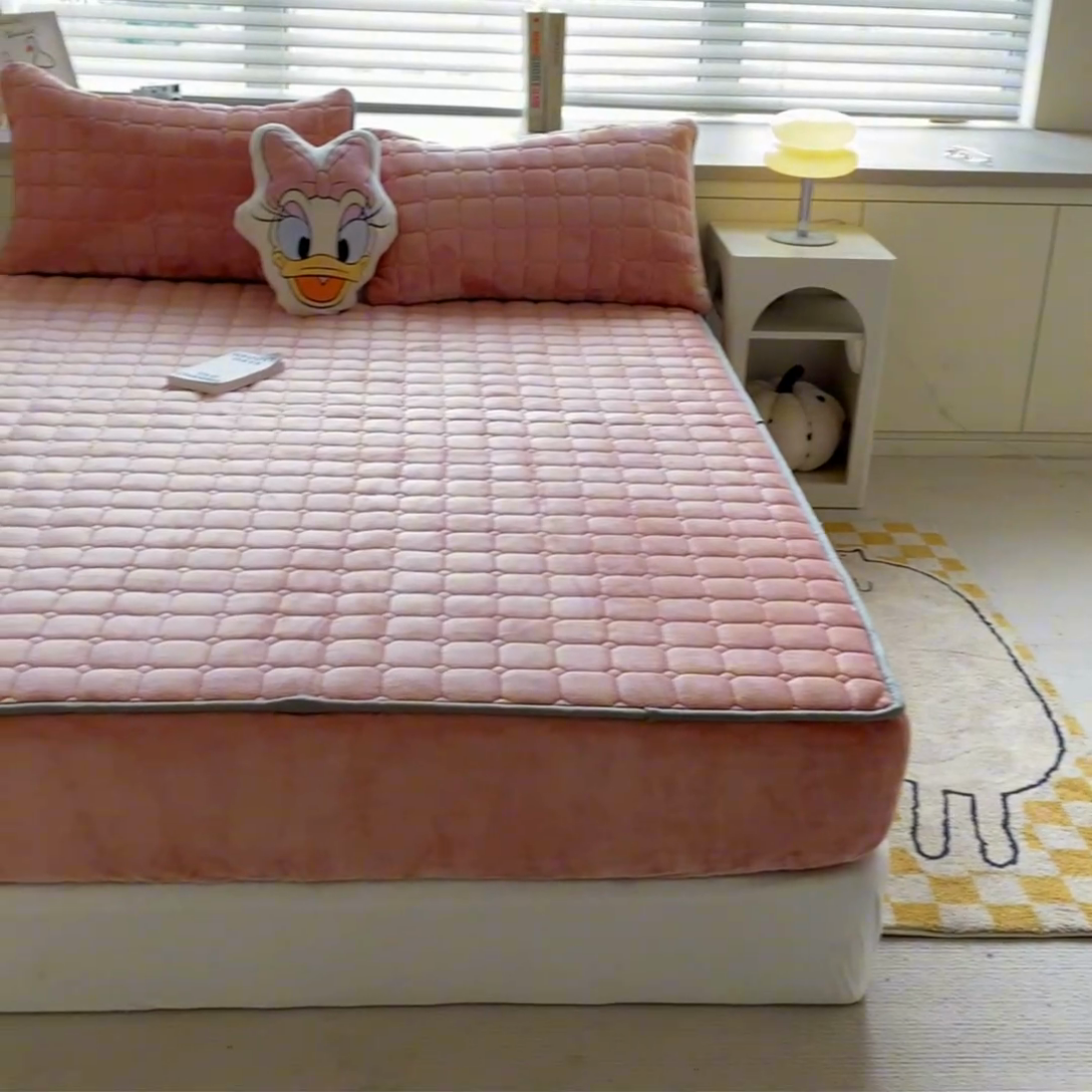 91家纺网 家纺一手货源 找家纺 卡伦家纺 2025新款A类牛奶绒大豆纤维抗菌夹棉床笠 红豆沙