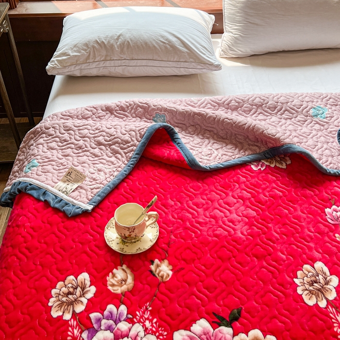 91家纺网 家纺一手货源 找家纺 有品 2025年牛奶绒花边5D跑量款夹棉床盖 国色天香