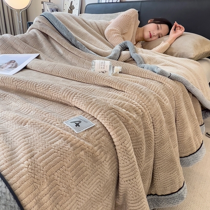 91家纺网 家纺一手货源 找家纺 欧邦 新款简约针织绒毯牛奶绒包边单层毛毯 风铃咖（灰边）