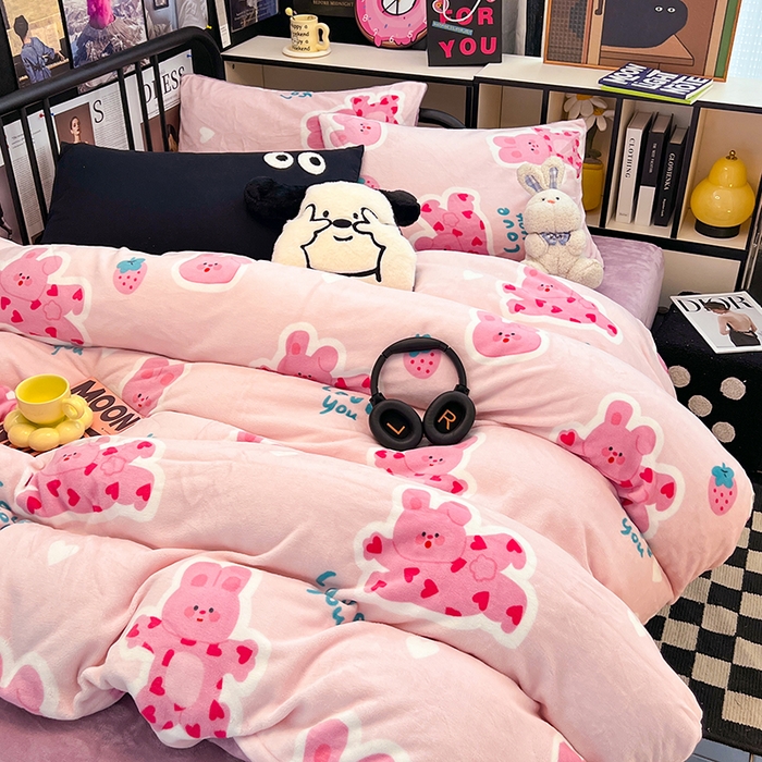 91家纺网 家纺一手货源 找家纺 HL原创 2024新款黑色场景印花牛奶绒四件套 多巴胺兔