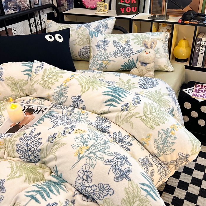 91家纺网 家纺一手货源 找家纺 HL原创 2024新款黑色场景印花牛奶绒四件套 森林奇缘