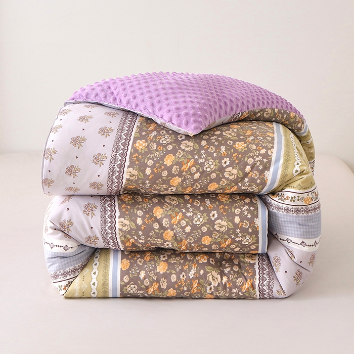 91家纺网 家纺一手货源 找家纺 爱宝被业 2025新款水洗棉双层纱豆豆绒被 蜜雪儿