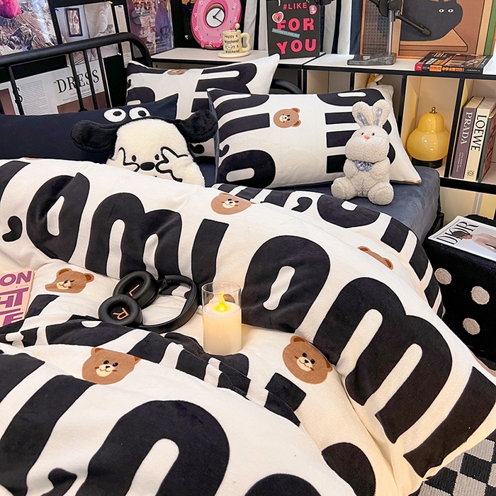 91家纺网 家纺一手货源 找家纺 HL原创 2024新款黑色场景印花牛奶绒四件套 巧克力豆