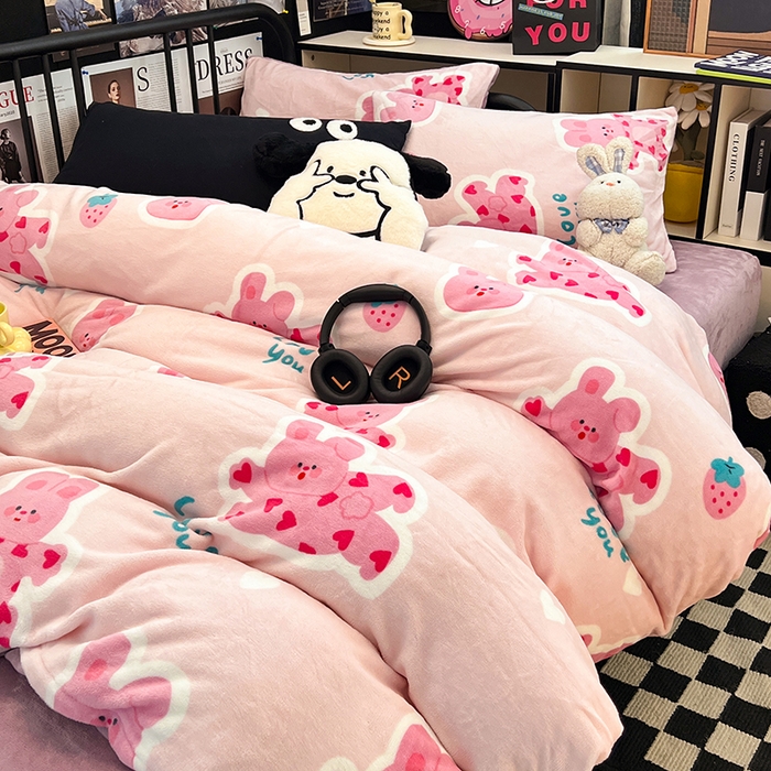 91家纺网 家纺一手货源 找家纺 HL原创 2024新款黑色场景印花牛奶绒四件套 多巴胺兔