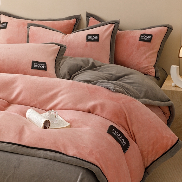 91家纺网 家纺一手货源 找家纺 蜜柚 2024新款纯色简约双拼高克重牛奶绒包边四件套 西瓜红+高级灰