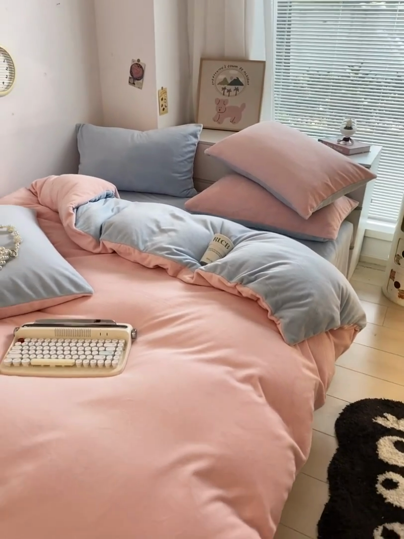 91家纺网 家纺一手货源 找家纺 857家居 2024新款A类牛奶绒纯色双拼四件套 冰激凌粉