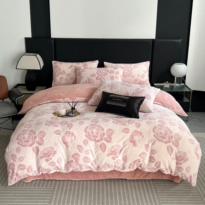 91家纺网 家纺一手货源 找家纺 HL原创 2024新款轻奢风雕花牛奶绒四件套 玫瑰庄园-粉