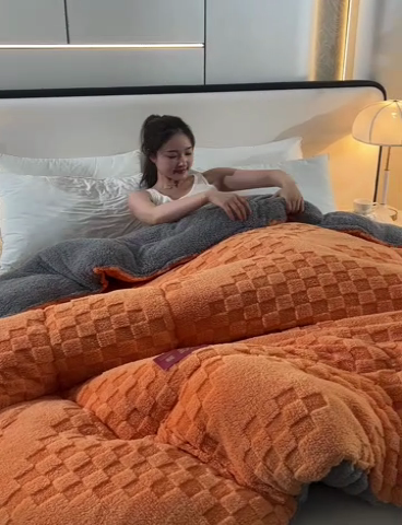 91家纺网 家纺一手货源 找家纺 2025全新塔芙绒冬被加厚牛奶绒羊羔绒被子被芯 暖绒橙