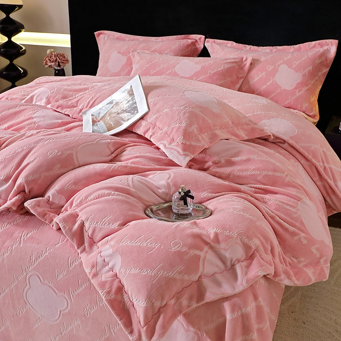 91家纺网 家纺一手货源 找家纺 席之家 2024新款A类平雕印花全消光260克雅丝绒四件套米奇粉