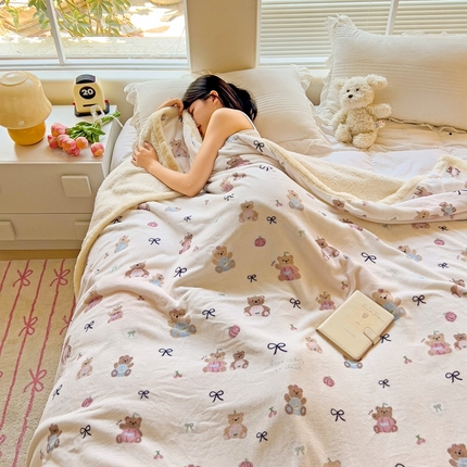 鑫喜莱家纺 2024新款牛奶绒羊羔绒盖毯毛毯毯子午睡毯 樱桃熊
