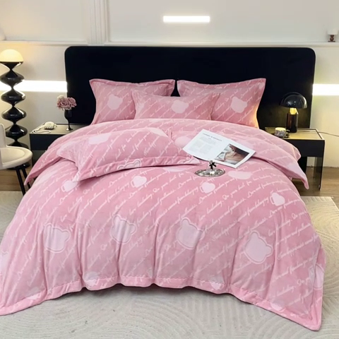 91家纺网 家纺一手货源 找家纺 席之家 2024新款A类平雕印花全消光260克雅丝绒四件套米奇粉