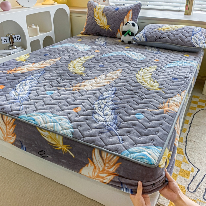 91家纺网 家纺一手货源 找家纺 卡伦家纺 2025新款A类牛奶绒大豆纤维抗菌夹棉床笠 轻羽飞扬