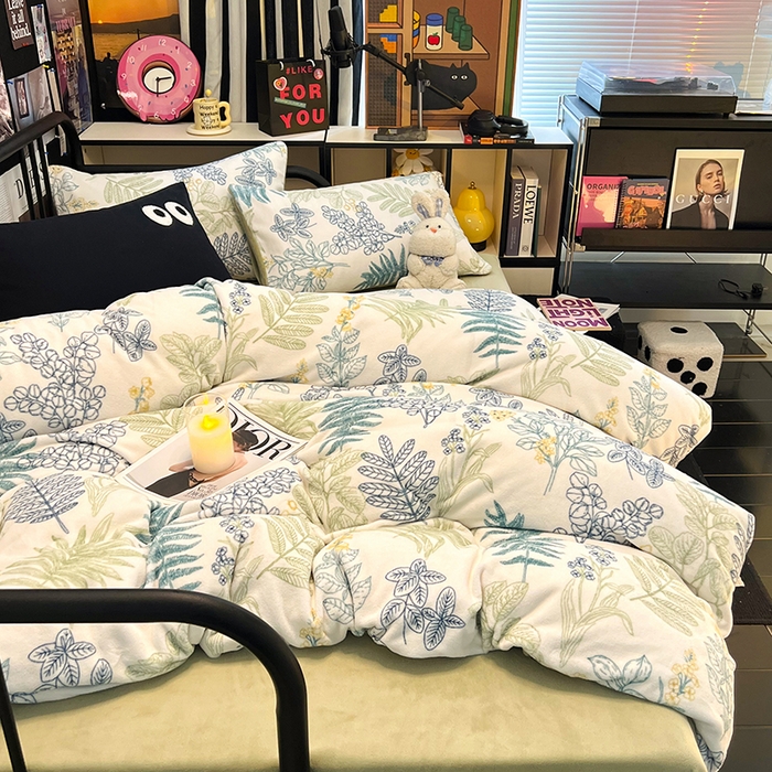 91家纺网 家纺一手货源 找家纺 HL原创 2024新款黑色场景印花牛奶绒四件套 森林奇缘