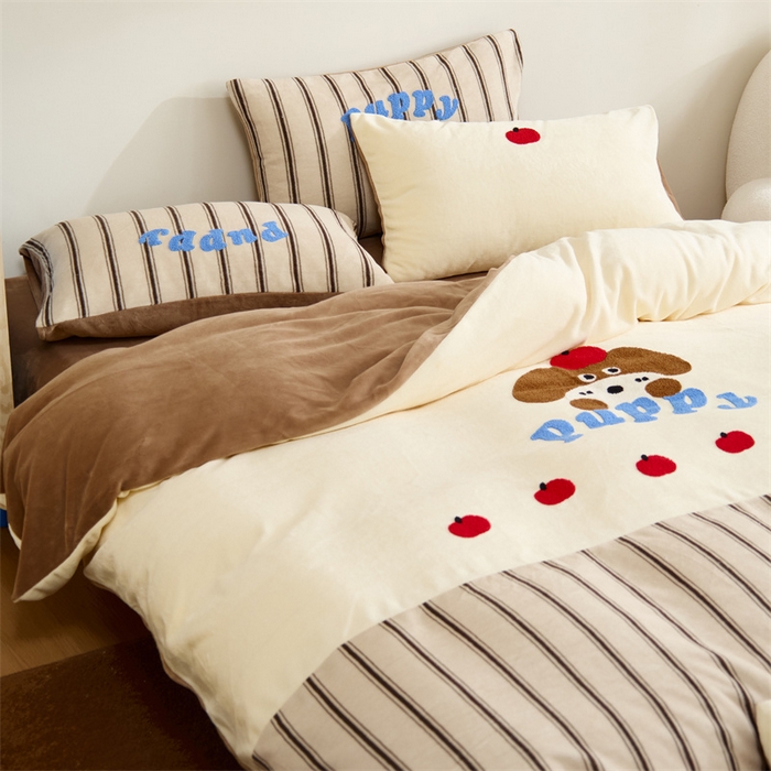 91家纺网 家纺一手货源 找家纺 呗旺鹿 2024新款高克重小清新拼接款毛巾绣牛奶绒四件套原创 苹果小狗