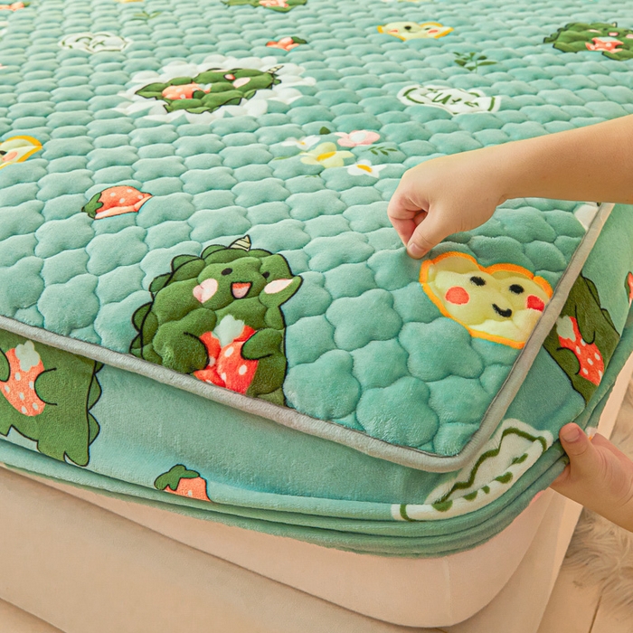 91家纺网 家纺一手货源 找家纺 卡伦家纺 2025新款A类牛奶绒大豆纤维抗菌夹棉床笠 呆萌恐龙