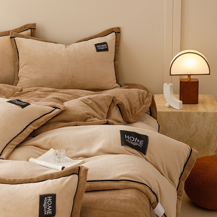 91家纺网 家纺一手货源 找家纺 蜜柚 2024新款纯色简约双拼高克重牛奶绒包边四件套 奶茶+可可咖