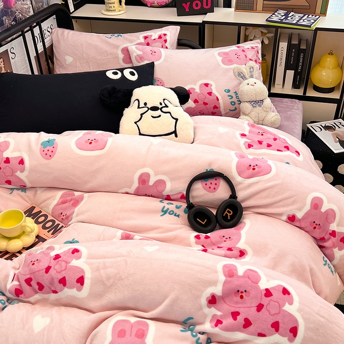 91家纺网 家纺一手货源 找家纺 HL原创 2024新款黑色场景印花牛奶绒四件套 多巴胺兔