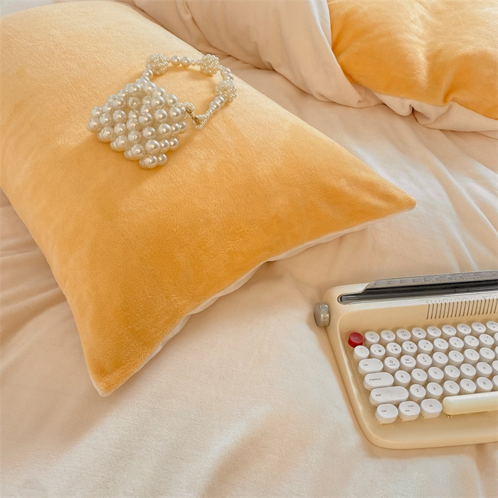 91家纺网 家纺一手货源 找家纺 857家居 2024新款A类牛奶绒纯色双拼四件套 奶昔黄